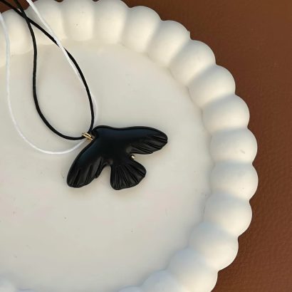 Жіночий кулон чорна пташка горлиця з глини на шнурі