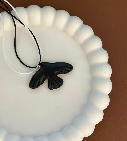 Жіночий кулон чорна пташка горлиця з глини на шнурі