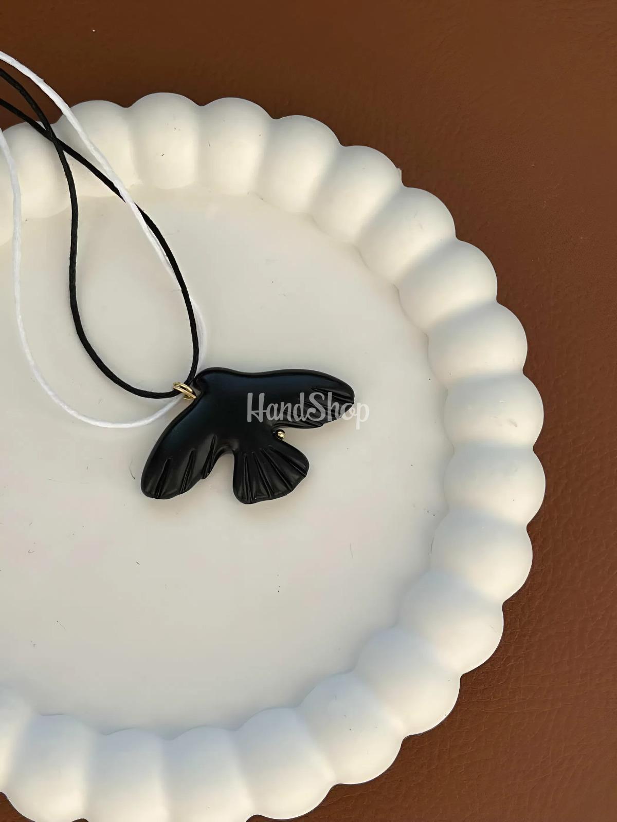 Жіночий кулон чорна пташка горлиця з глини на шнурі Жіночий кулон чорна пташка горлиця з глини на шнурі