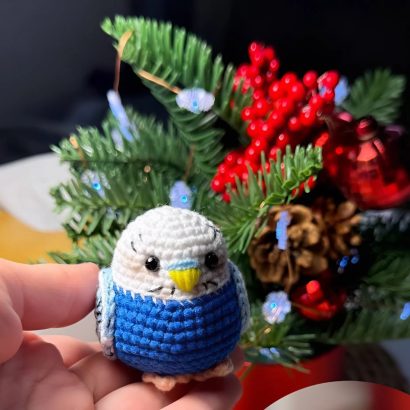 В’язана іграшка маленька сувенірна папужка, 7 см