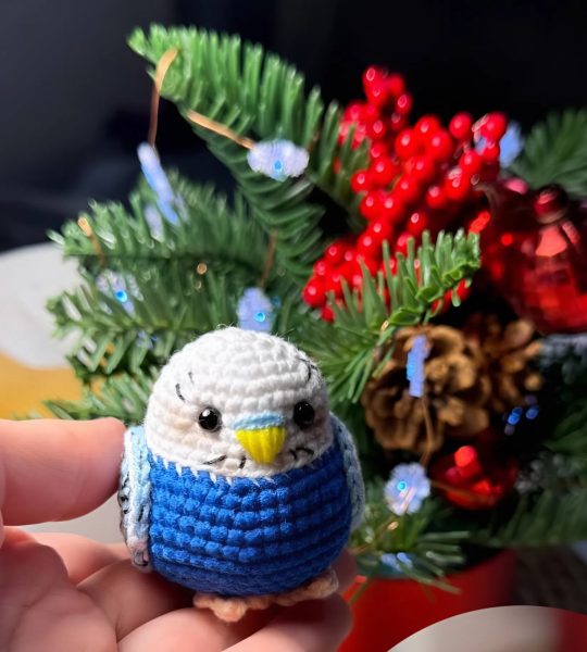 В’язана іграшка маленька сувенірна папужка, 7 см