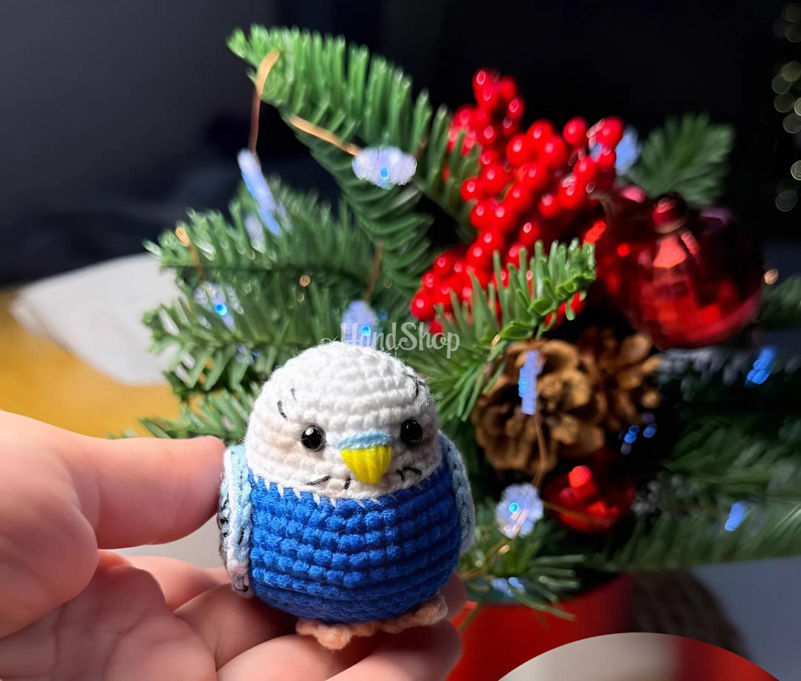 В’язана іграшка маленька сувенірна папужка, 7 см В’язана іграшка маленька сувенірна папужка, 7 см