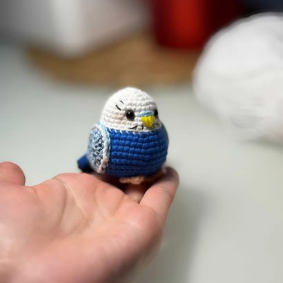 В’язана іграшка маленька сувенірна папужка, 7 см