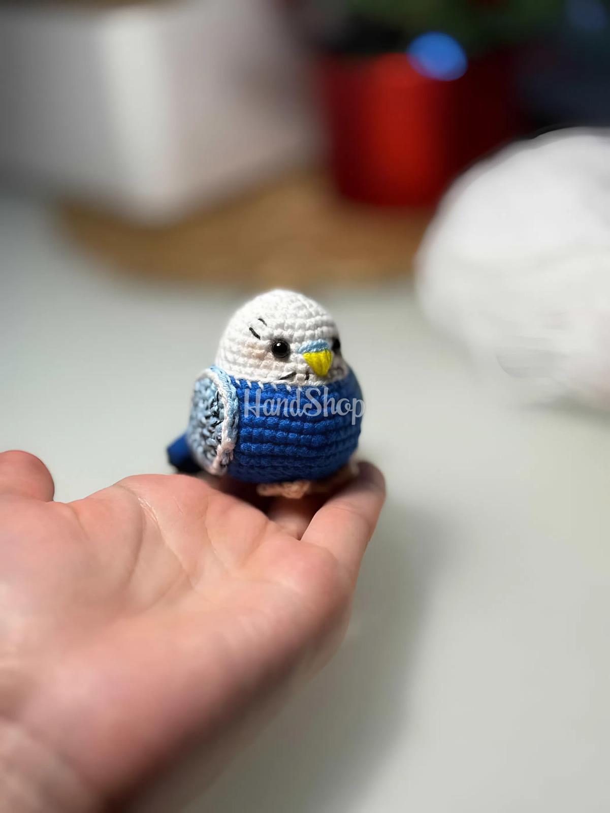 В’язана іграшка маленька сувенірна папужка, 7 см В’язана іграшка маленька сувенірна папужка, 7 см