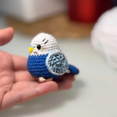 В’язана іграшка маленька сувенірна папужка, 7 см