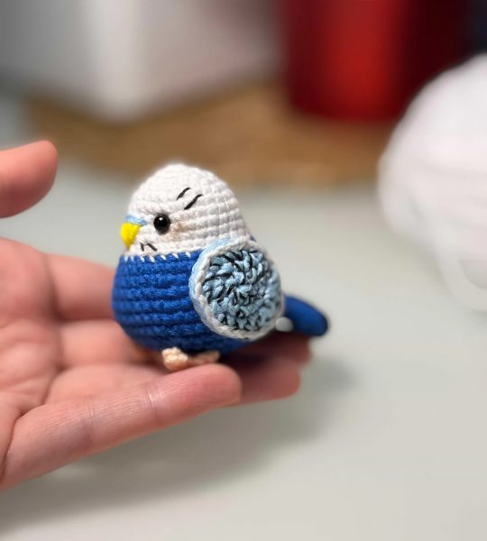 В’язана іграшка маленька сувенірна папужка, 7 см