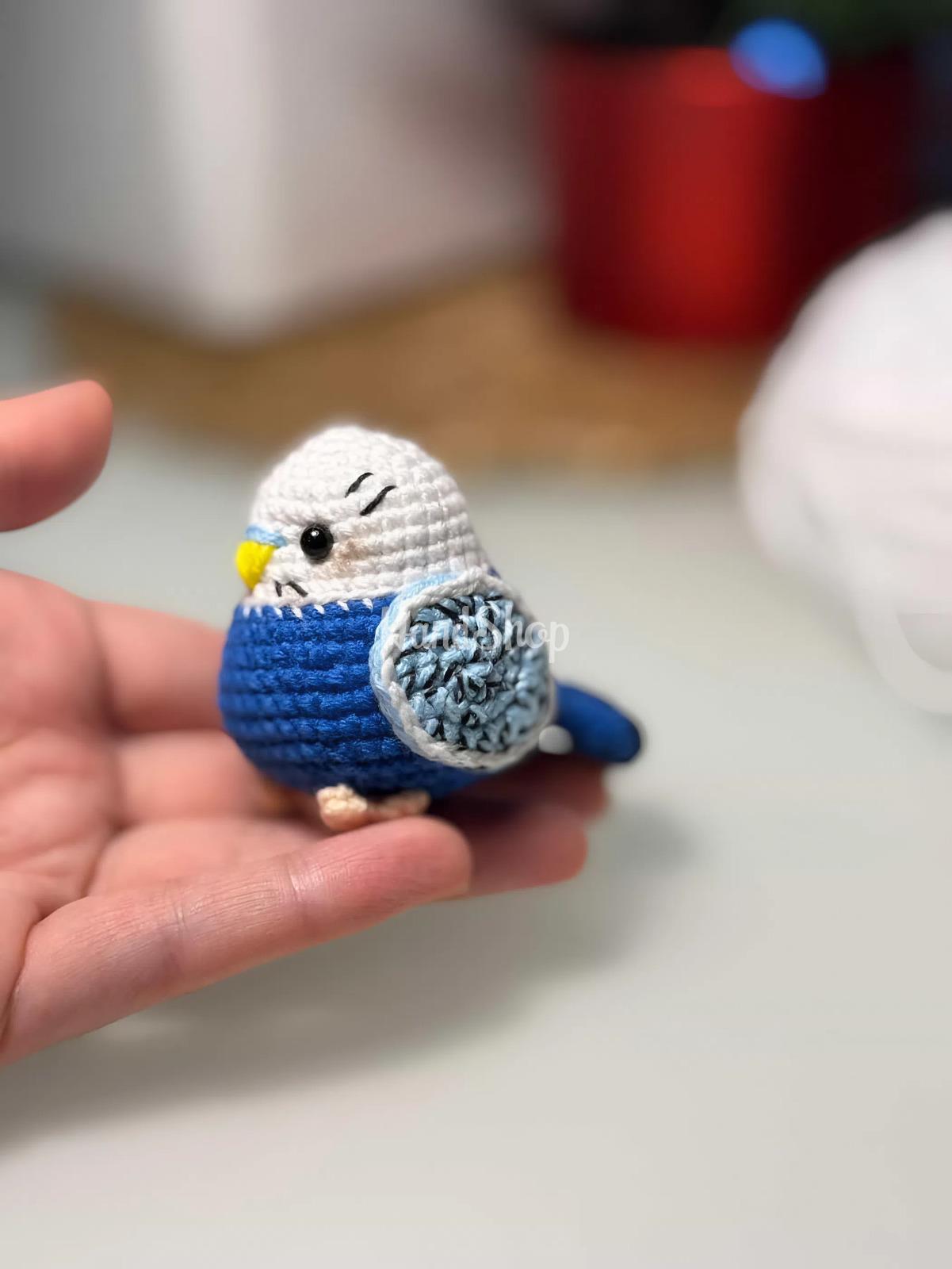 В’язана іграшка маленька сувенірна папужка, 7 см В’язана іграшка маленька сувенірна папужка, 7 см