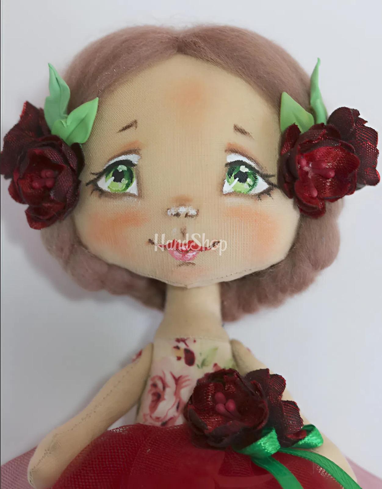 Сувенірна маленька лялька текстильна україночка з квітами Сувенірна маленька лялька текстильна україночка з квітами