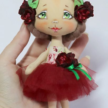 Сувенірна маленька лялька текстильна україночка з квітами