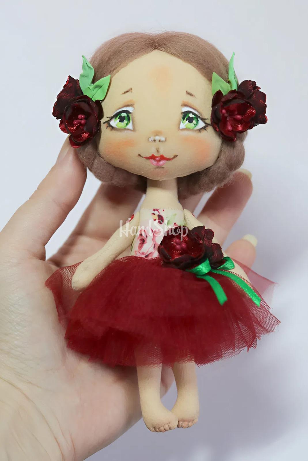 Сувенірна маленька лялька текстильна україночка з квітами Сувенірна маленька лялька текстильна україночка з квітами