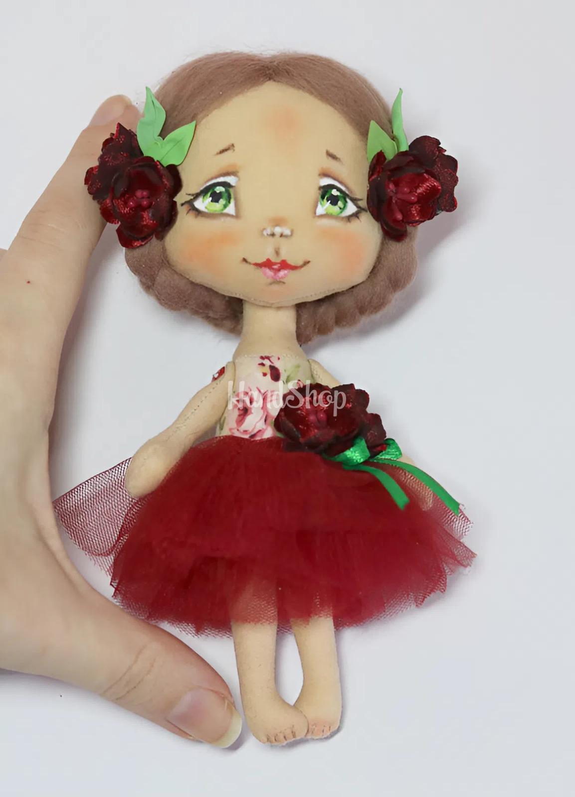 Сувенірна маленька лялька текстильна україночка з квітами Сувенірна маленька лялька текстильна україночка з квітами