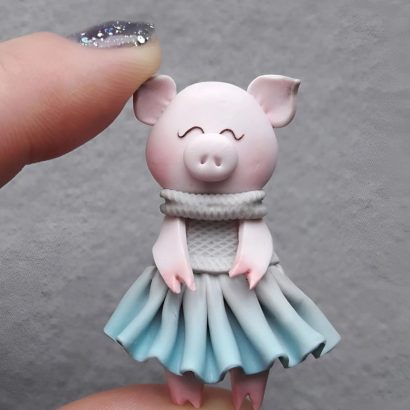 Дитяча брошка свинка дівчинка у сукні сувенір глина