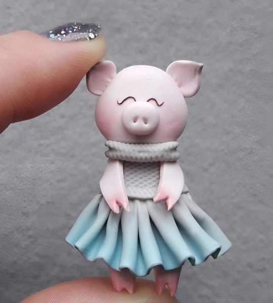 Дитяча брошка свинка дівчинка у сукні сувенір глина