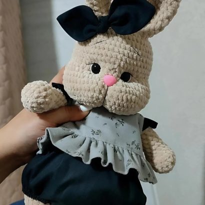 Сувенірна м'яка іграшка зая дівчинка з бантом та в комбінезоні