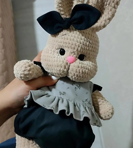 Сувенірна м'яка іграшка зая дівчинка з бантом та в комбінезоні