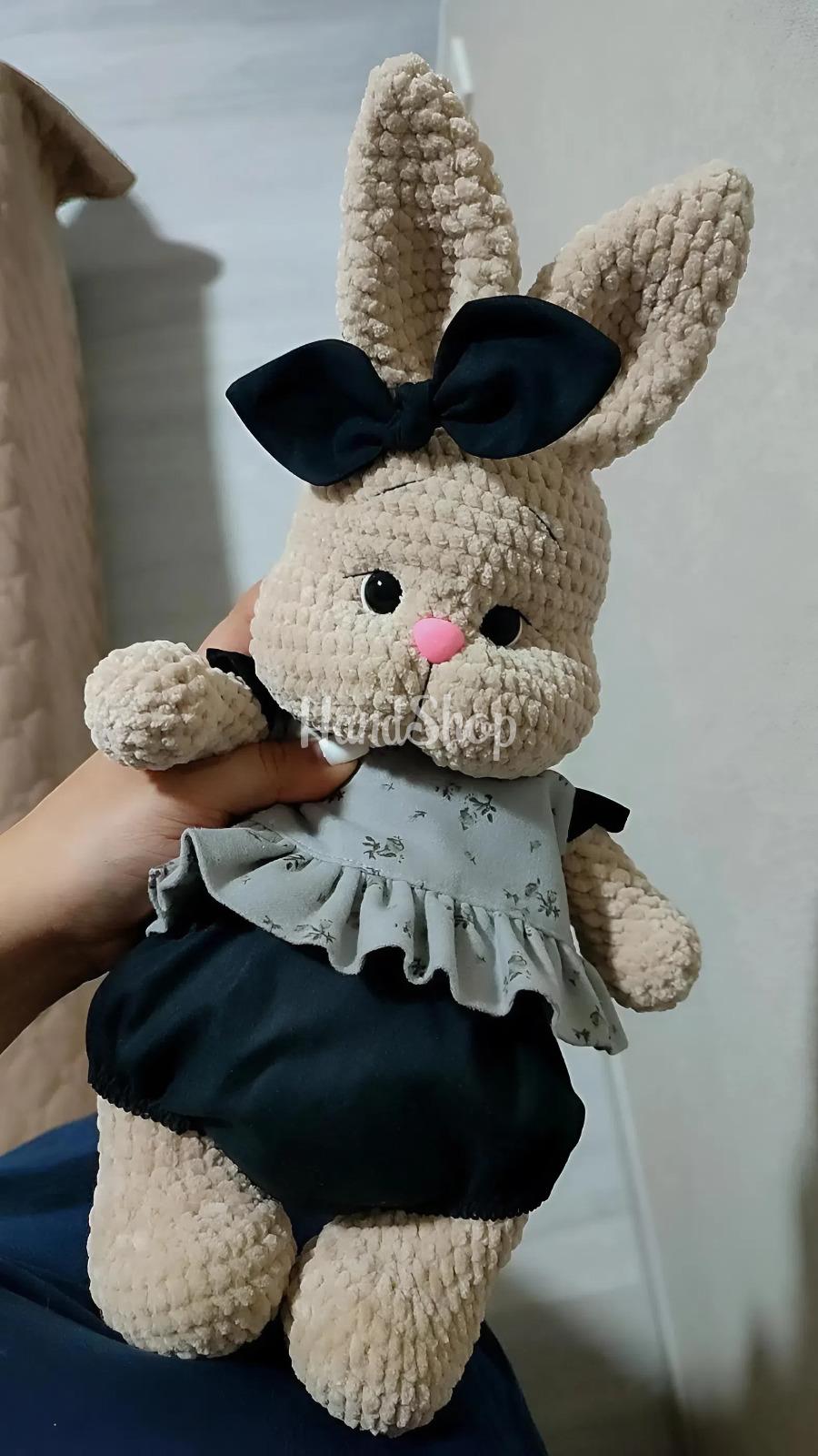 Сувенірна м'яка іграшка зая дівчинка з бантом та в комбінезоні Сувенірна м'яка іграшка зая дівчинка з бантом та в комбінезоні