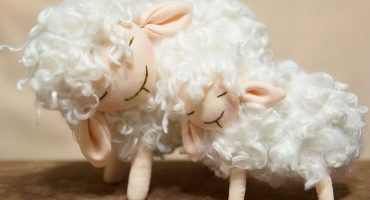Авторська текстильна іграшка біла кудрява вівця - ваш ідеальний новорічний подарунок для дому