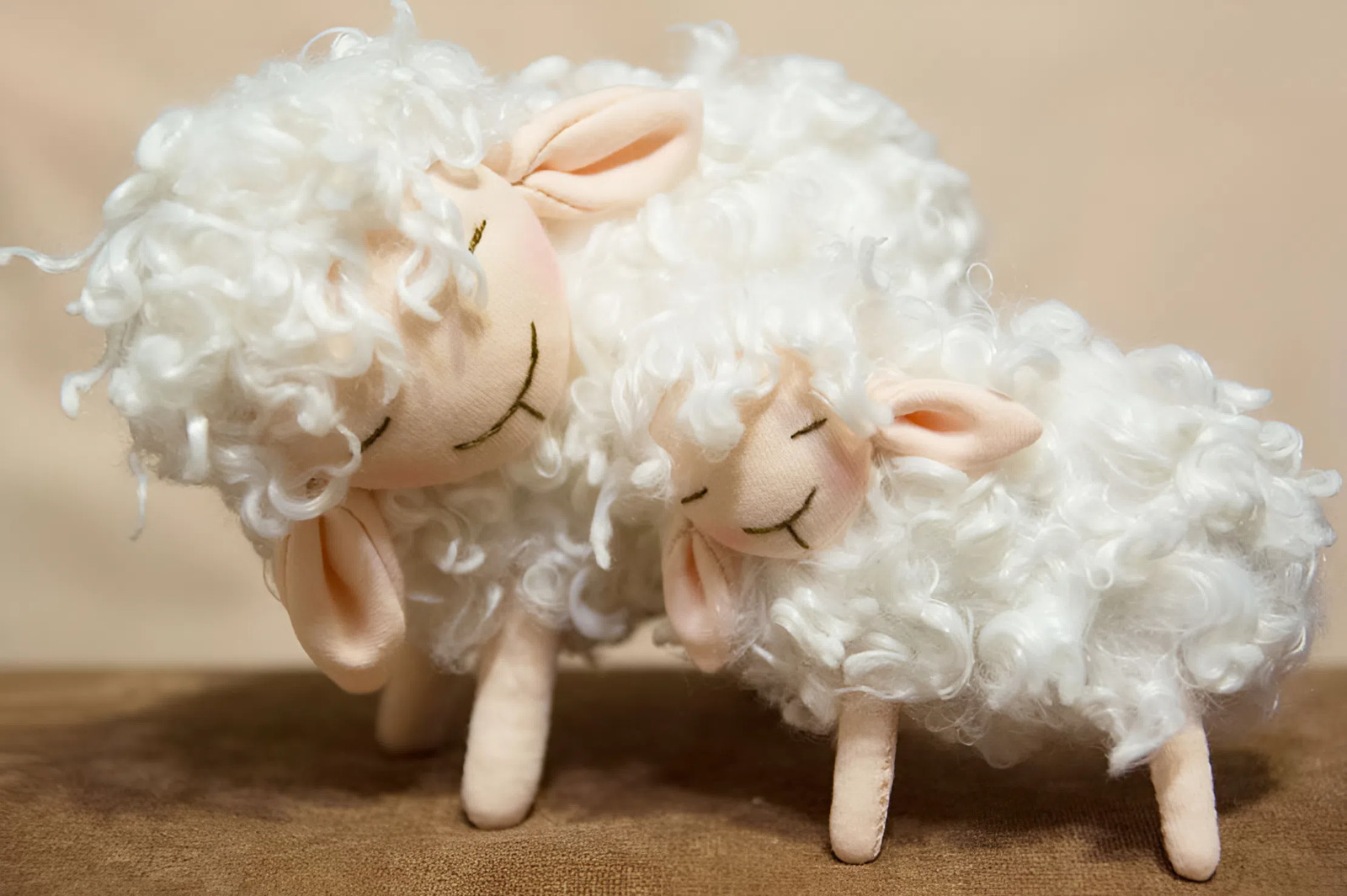 Авторська текстильна іграшка біла кудрява вівця - ваш ідеальний новорічний подарунок для дому