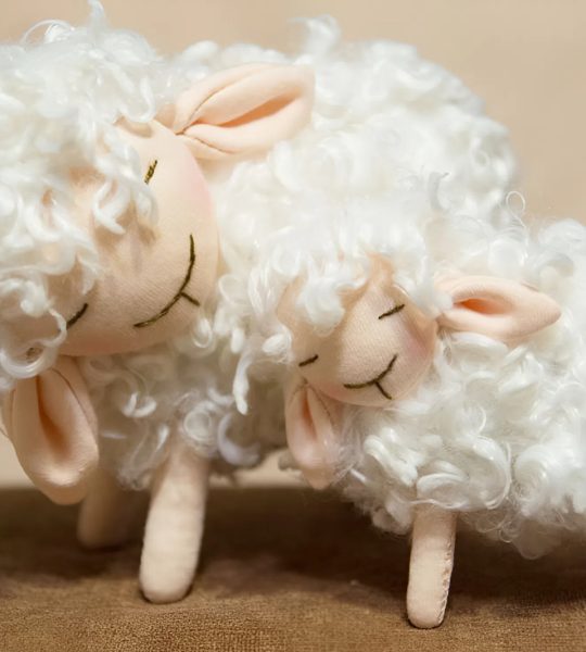 Сувенірна авторська м'яка іграшка біла кудрява вівця - велика!