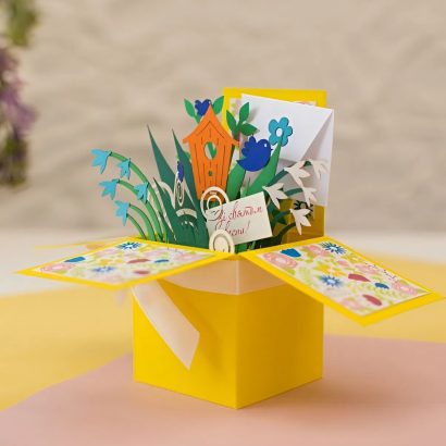 Вітальна листівка з весняними квітами в коробочці мамі, сестрі