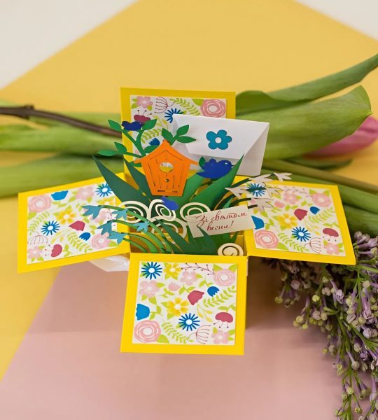 Вітальна листівка з весняними квітами в коробочці мамі, сестрі
