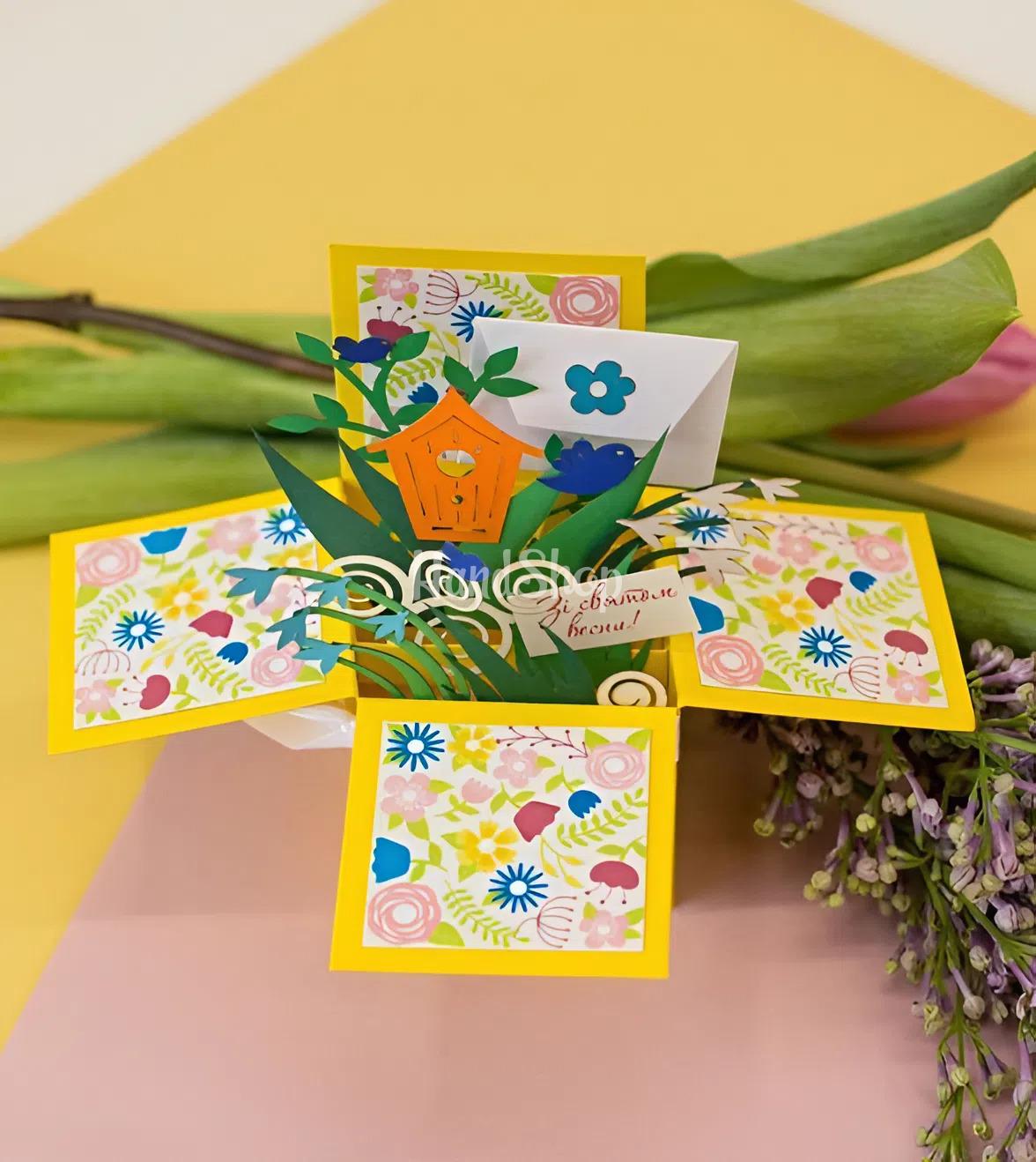 Вітальна листівка з весняними квітами в коробочці мамі, сестрі Вітальна листівка з весняними квітами в коробочці мамі, сестрі