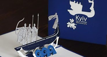 Об'ємна листівка з мініатюрною копією пам'ятника засновникам Києва: сувенір, який перенесе вас до серця столиці України