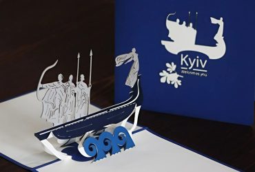 Об'ємна листівка з мініатюрною копією пам'ятника засновникам Києва: сувенір, який перенесе вас до серця столиці України