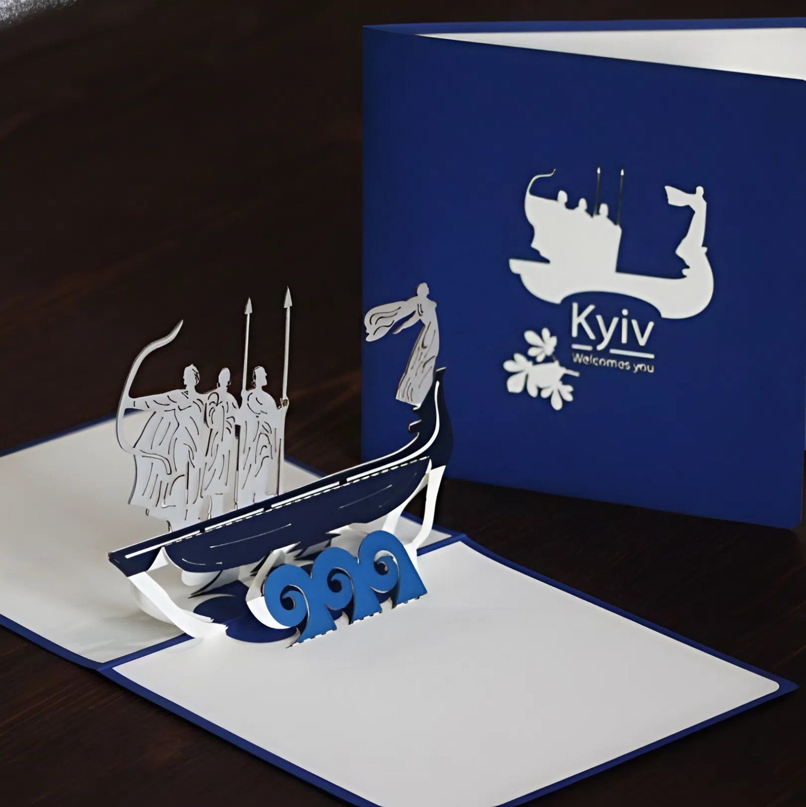 Об'ємна листівка з мініатюрною копією пам'ятника засновникам Києва: сувенір, який перенесе вас до серця столиці України