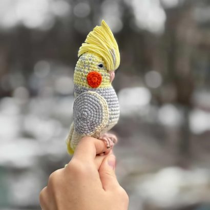 Іграшка в’язаний папуга сувенір в сіро-жовтому кольорі