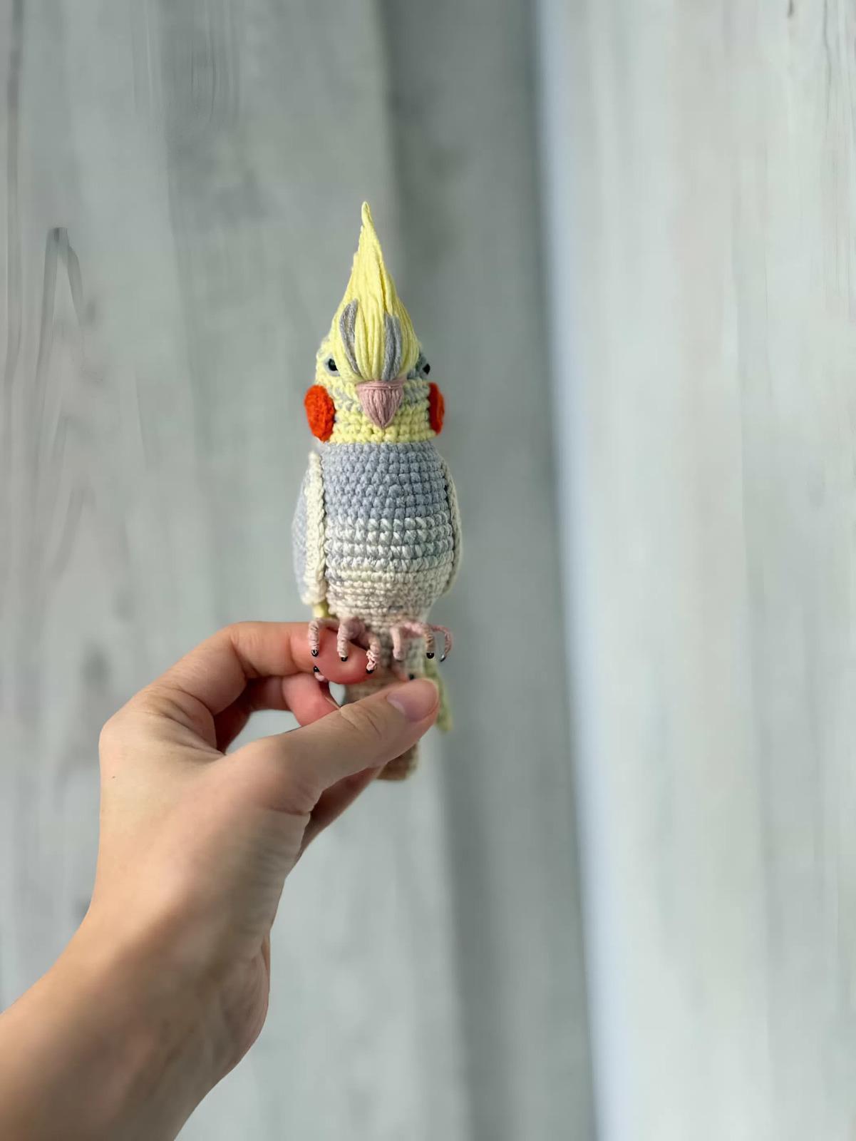 Іграшка в’язаний папуга сувенір в сіро-жовтому кольорі Іграшка в’язаний папуга сувенір в сіро-жовтому кольорі