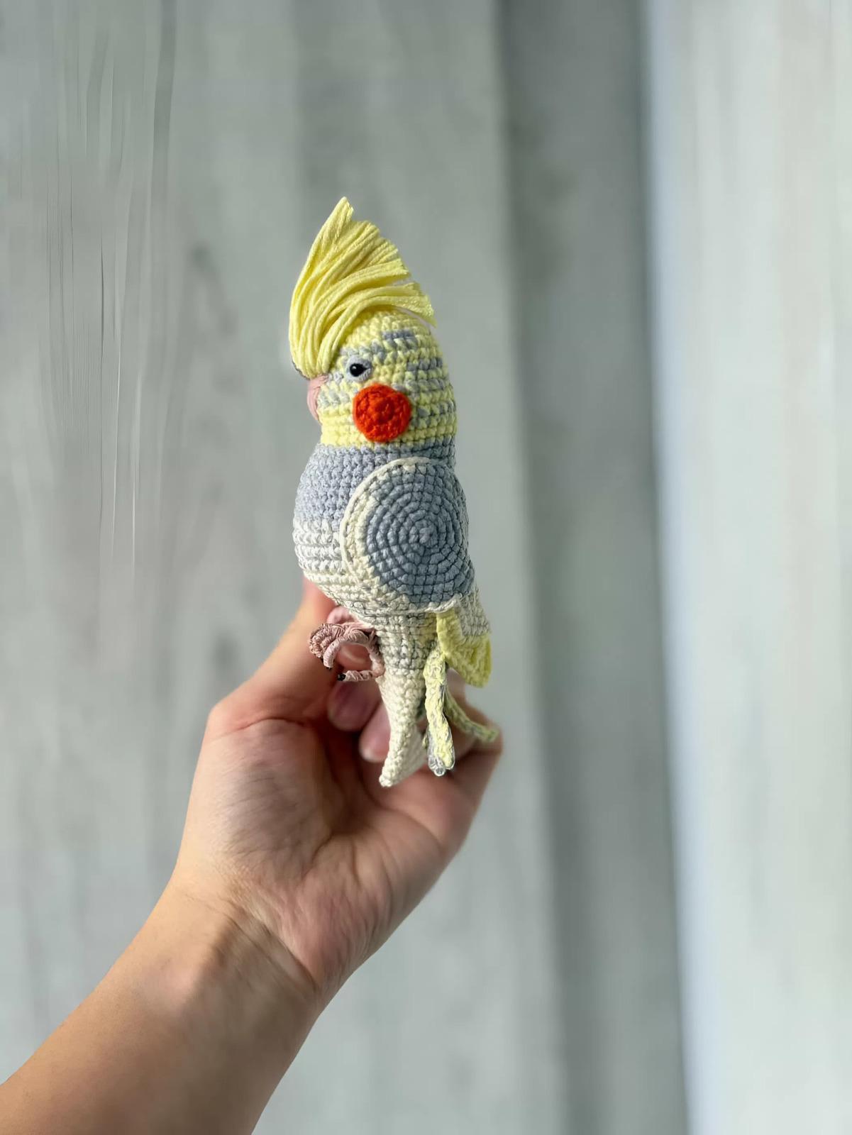 Іграшка в’язаний папуга сувенір в сіро-жовтому кольорі Іграшка в’язаний папуга сувенір в сіро-жовтому кольорі