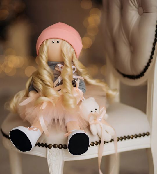 Велика лялька з довгим кудрявим білявим волоссям