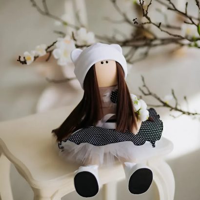 Інтер’єрна лялька текстильна сувенірна вчителька з квітами