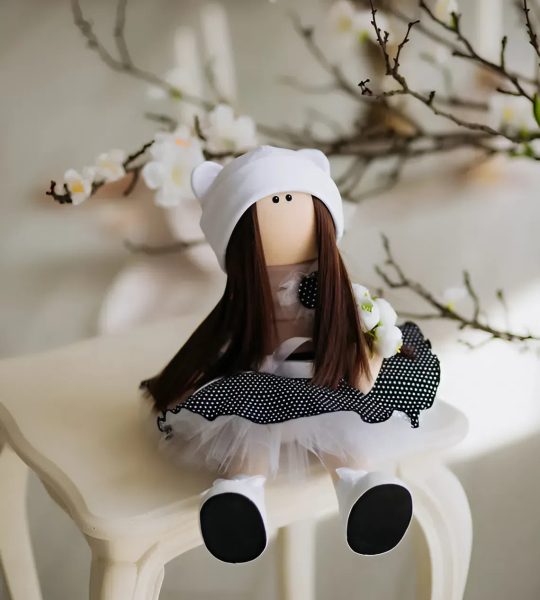 Інтер’єрна лялька текстильна сувенірна вчителька з квітами