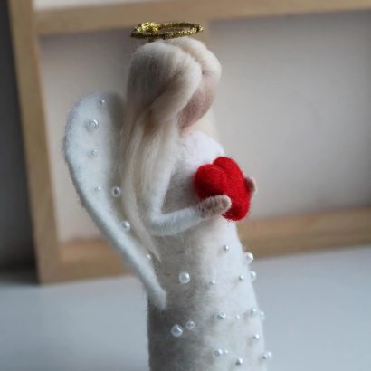 Лялька валентинка ангел в сукні з сердечком на підставці