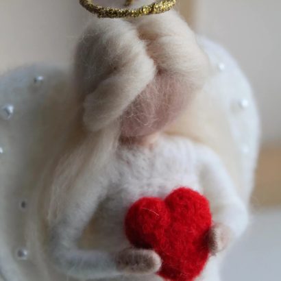 Лялька валентинка ангел в сукні з сердечком на підставці