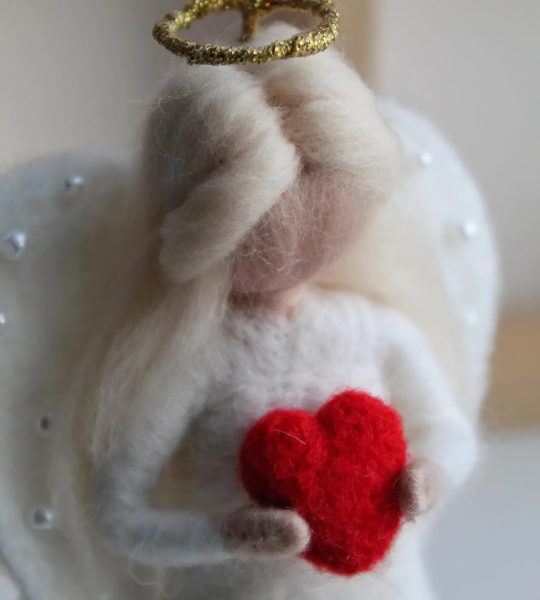 Лялька валентинка ангел в сукні з сердечком на підставці