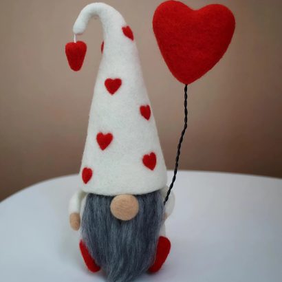 Сувенірний валяний гном із шерсті валентин з сердечком