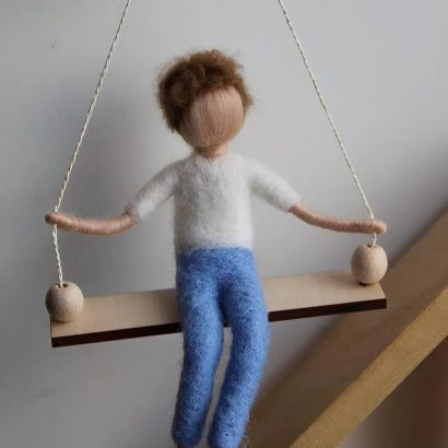 Лялька підвіска хлопчик з шерсті на качельці сувенір