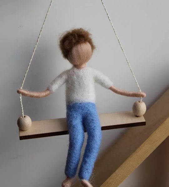 Лялька підвіска хлопчик з шерсті на качельці сувенір