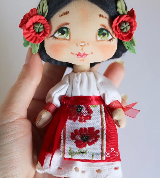 Маленька лялька текстильна інтер'єрна україночка з маками
