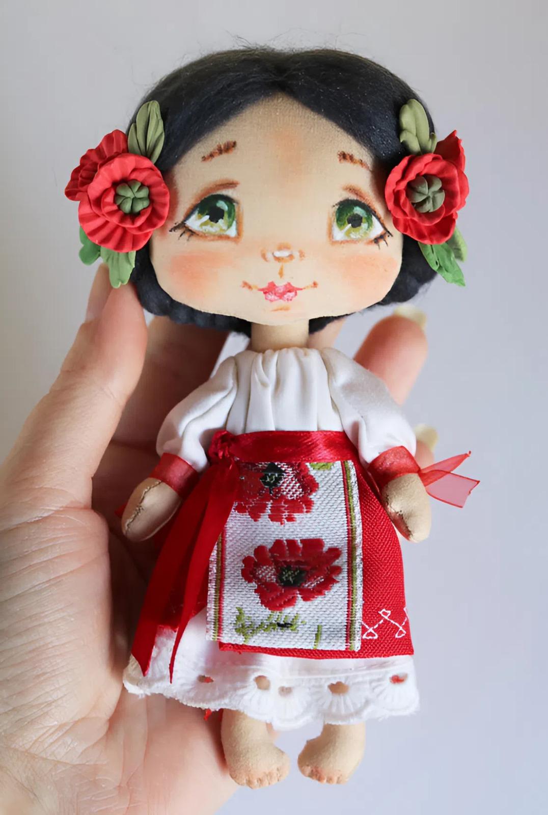 Маленька лялька текстильна інтер'єрна україночка з маками Маленька лялька текстильна інтер'єрна україночка з маками