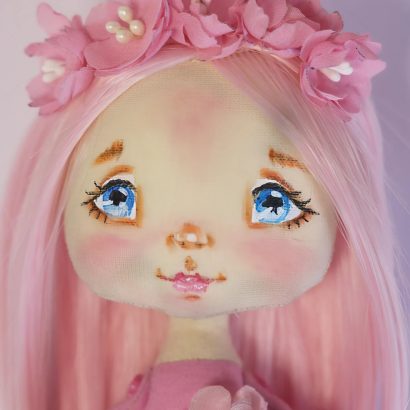 Дитяча міні лялька з довгим рожевим волоссям в рожевій сукні