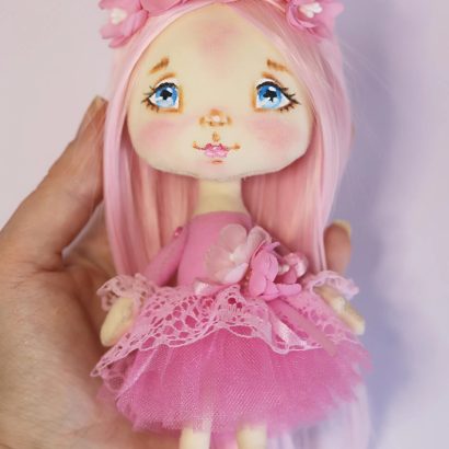 Дитяча міні лялька з довгим рожевим волоссям в рожевій сукні