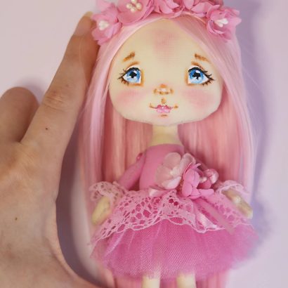 Дитяча міні лялька з довгим рожевим волоссям в рожевій сукні