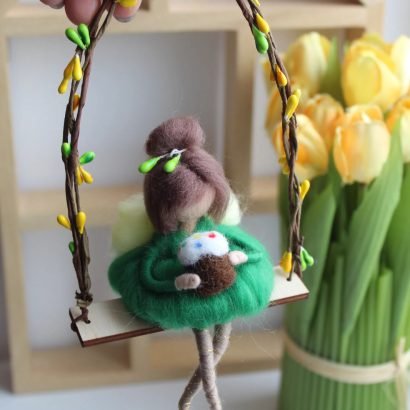 Лялька фея веснянка на гойдалці з пасочкою Великдень 2026