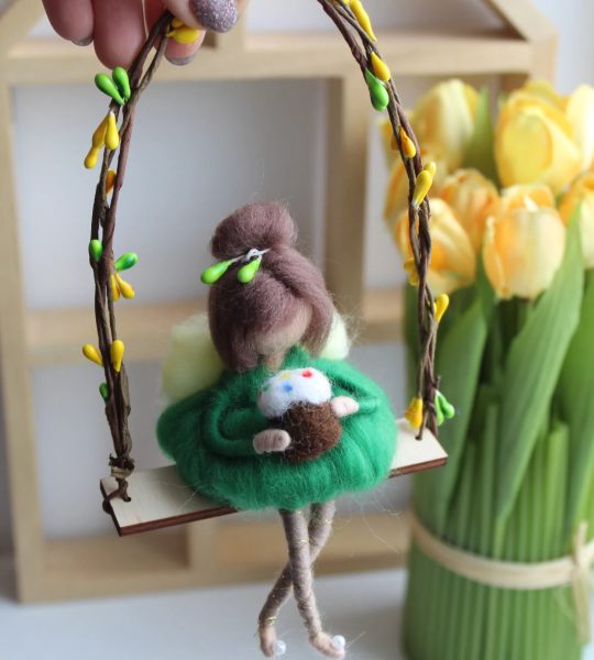 Лялька фея веснянка на гойдалці з пасочкою Великдень 2026