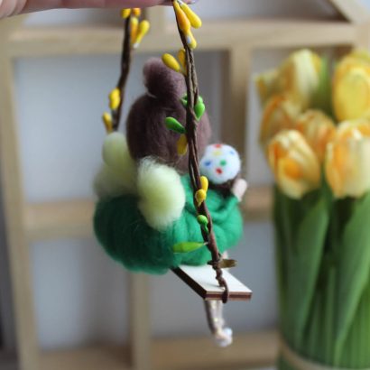 Лялька фея веснянка на гойдалці з пасочкою Великдень 2026