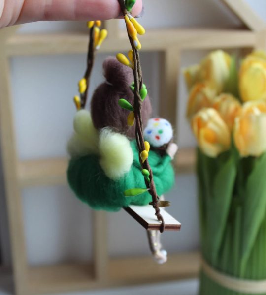 Лялька фея веснянка на гойдалці з пасочкою Великдень 2026